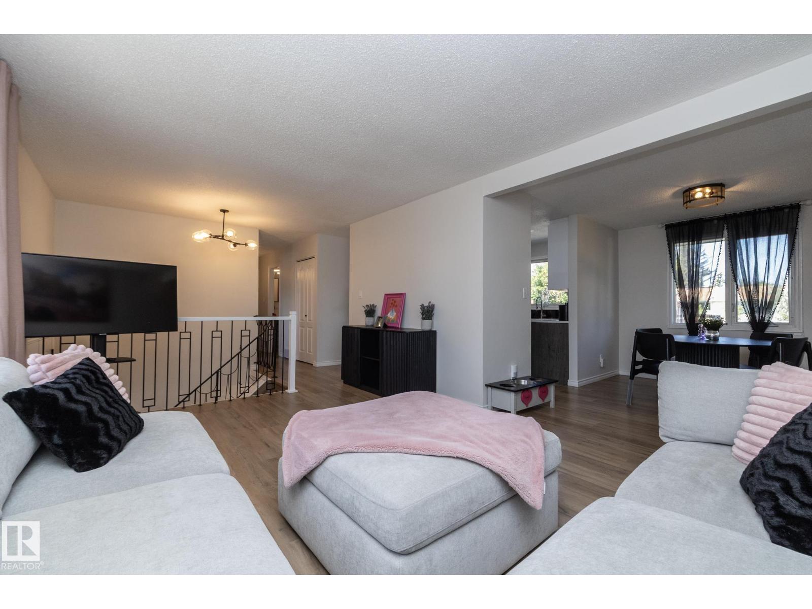 Photo 6 of 3516 107 St Nw, Edmonton AB
