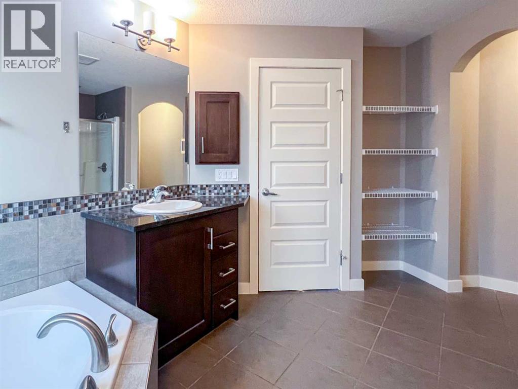 Single Family House for Sale in  aspen summit Mount SW Aspen Woods Calgary 