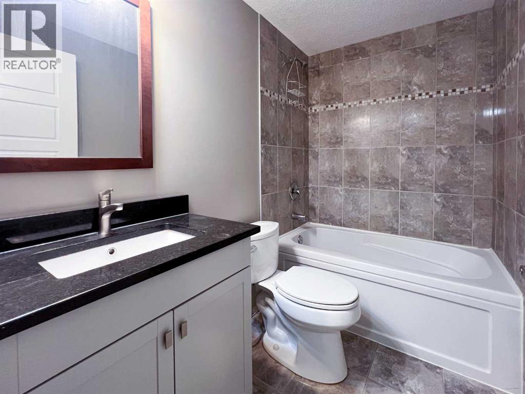 Single Family House for Sale in  aspen summit Mount SW Aspen Woods Calgary 