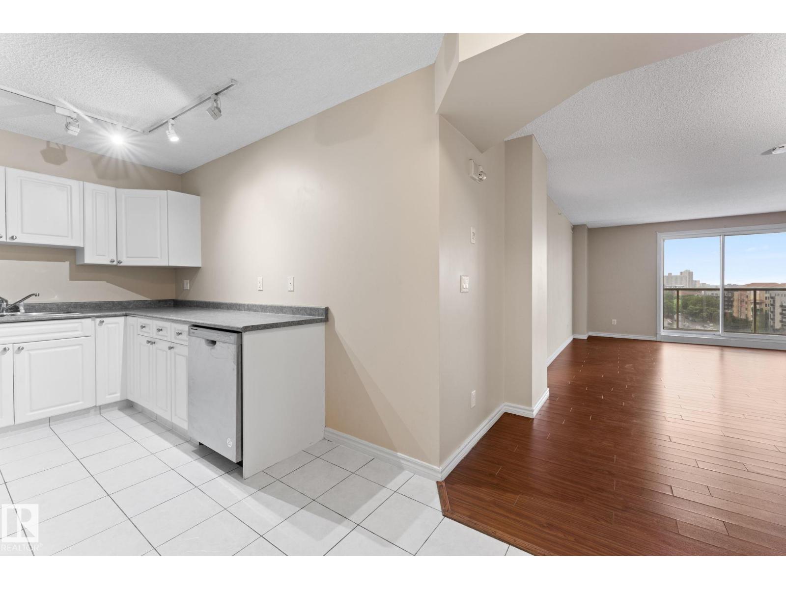 Photo 8 of 907 10909 103 Av Nw, Edmonton AB