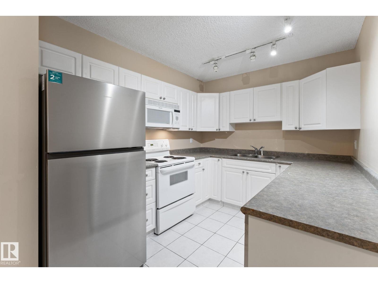 Photo 9 of 907 10909 103 Av Nw, Edmonton AB