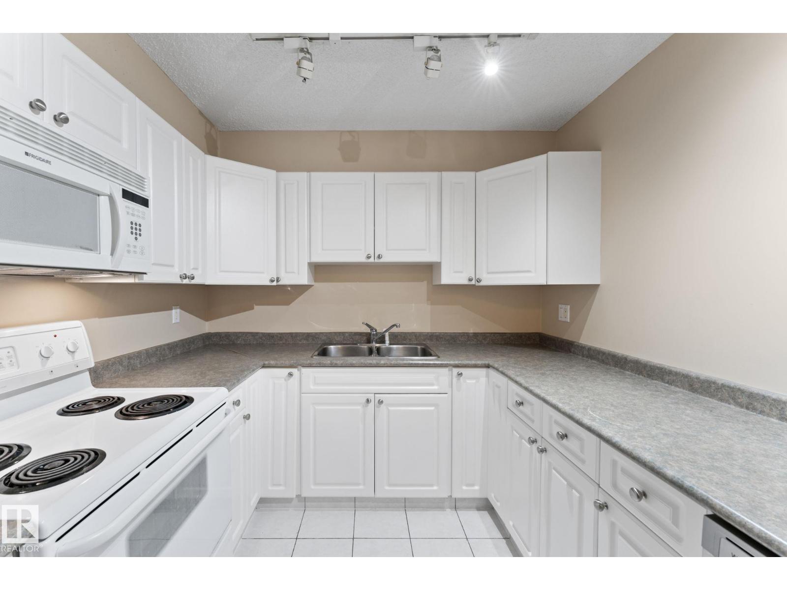 Photo 10 of 907 10909 103 Av Nw, Edmonton AB