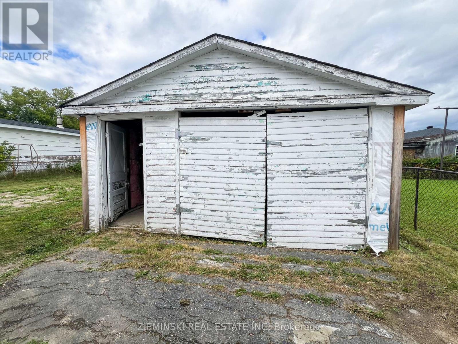 Photo 14 of 198 Marion Street, Iroquois Falls ON