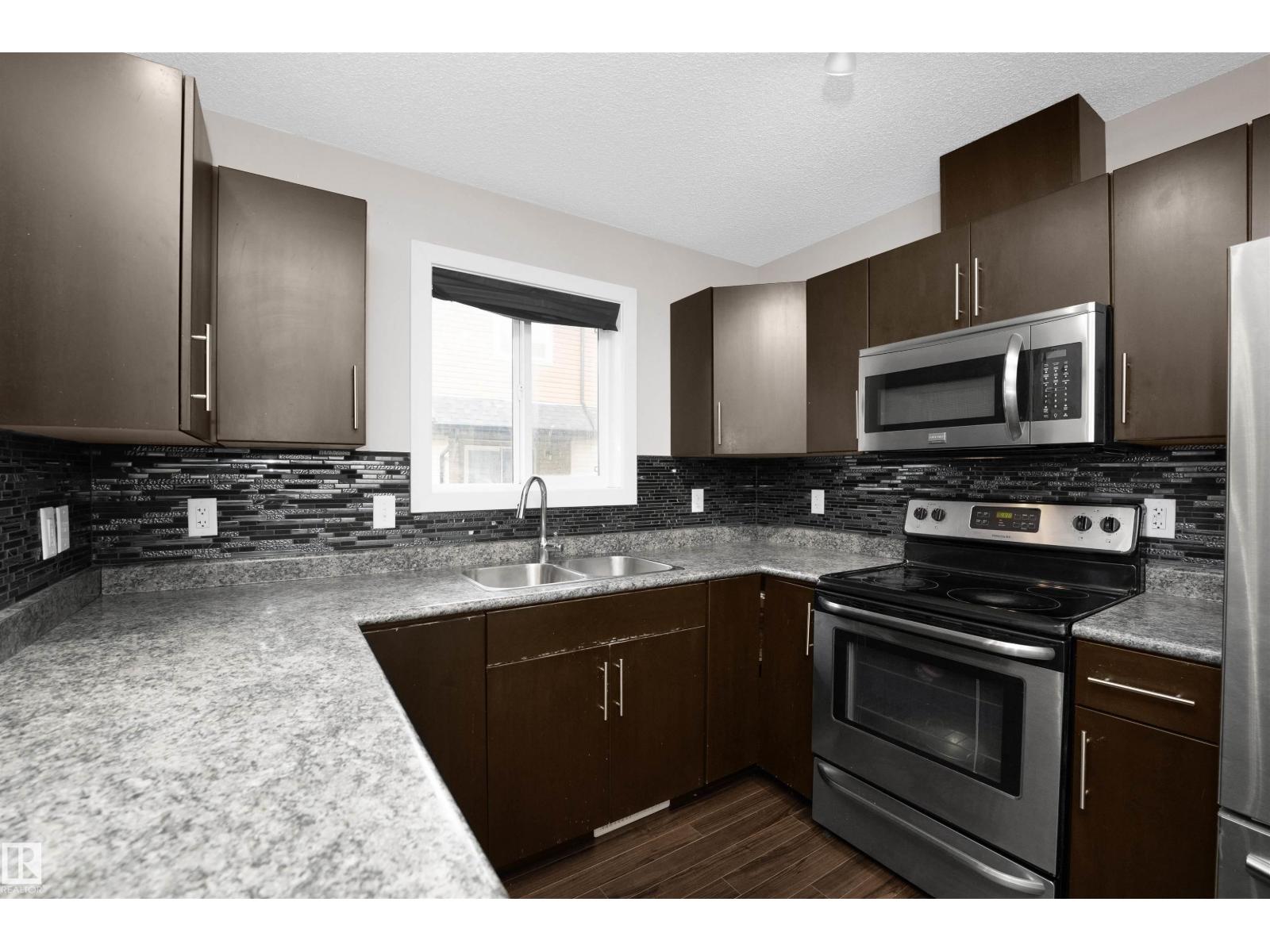 Photo 15 of 51 12004 22 Av Sw, Edmonton AB