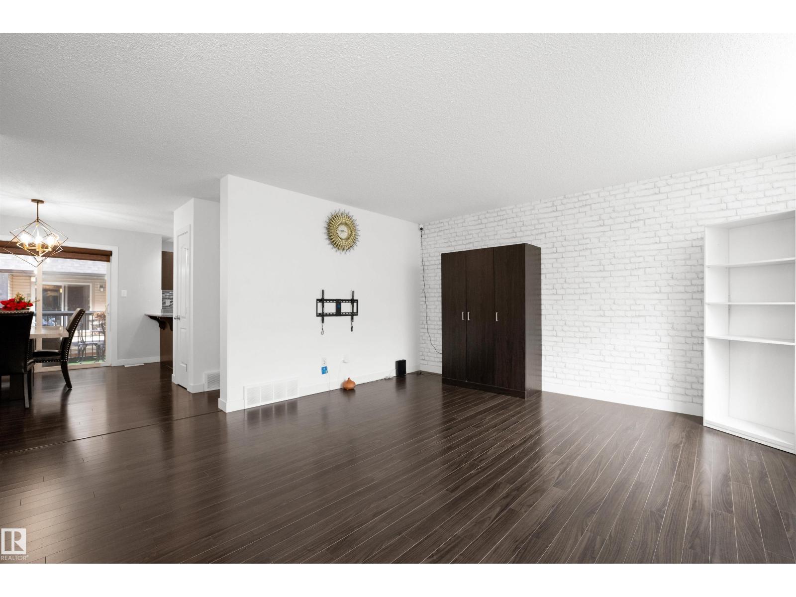 Photo 9 of 51 12004 22 Av Sw, Edmonton AB
