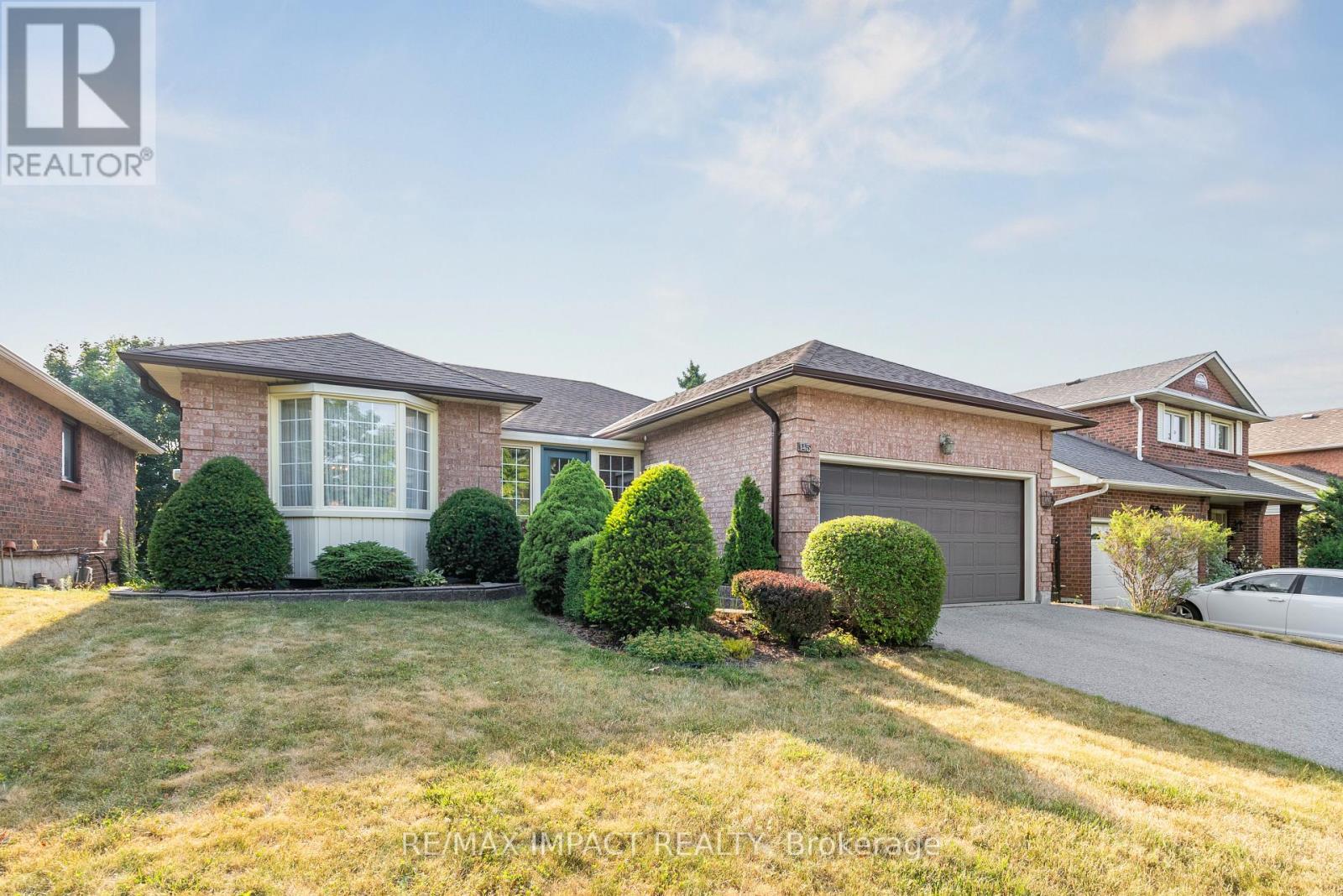 Photo 2 of 145 Hialeah Crescent, Whitby ON