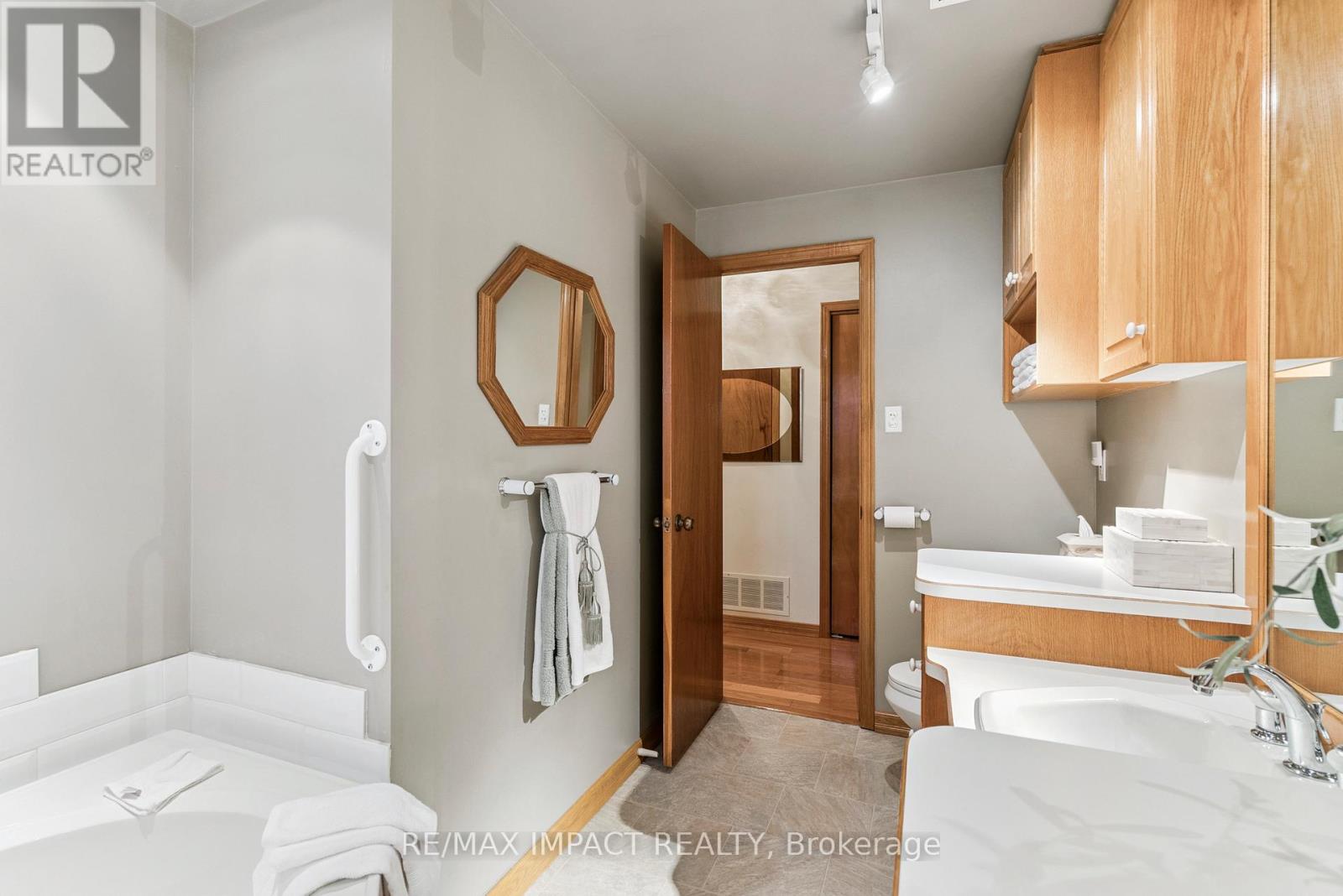 Photo 25 of 145 Hialeah Crescent, Whitby ON
