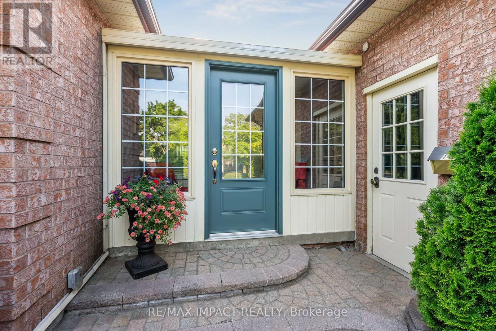 Photo 3 of 145 Hialeah Crescent, Whitby ON