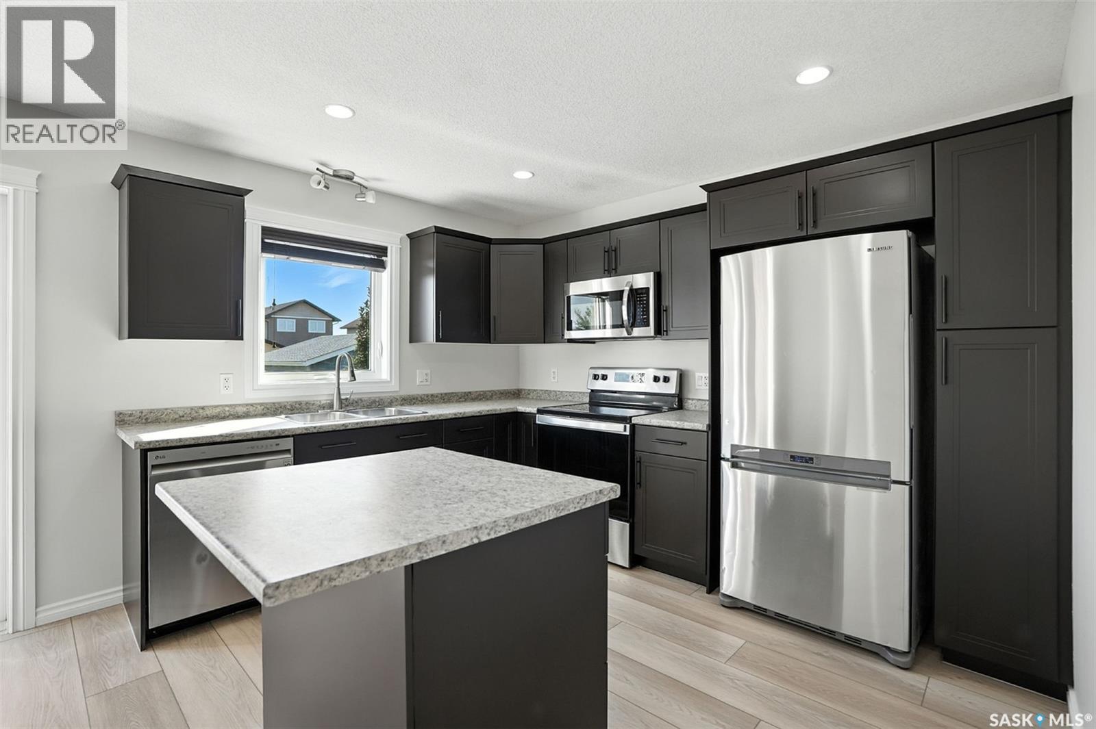 Photo 3 of 534 Klassen Crescent, Saskatoon SK