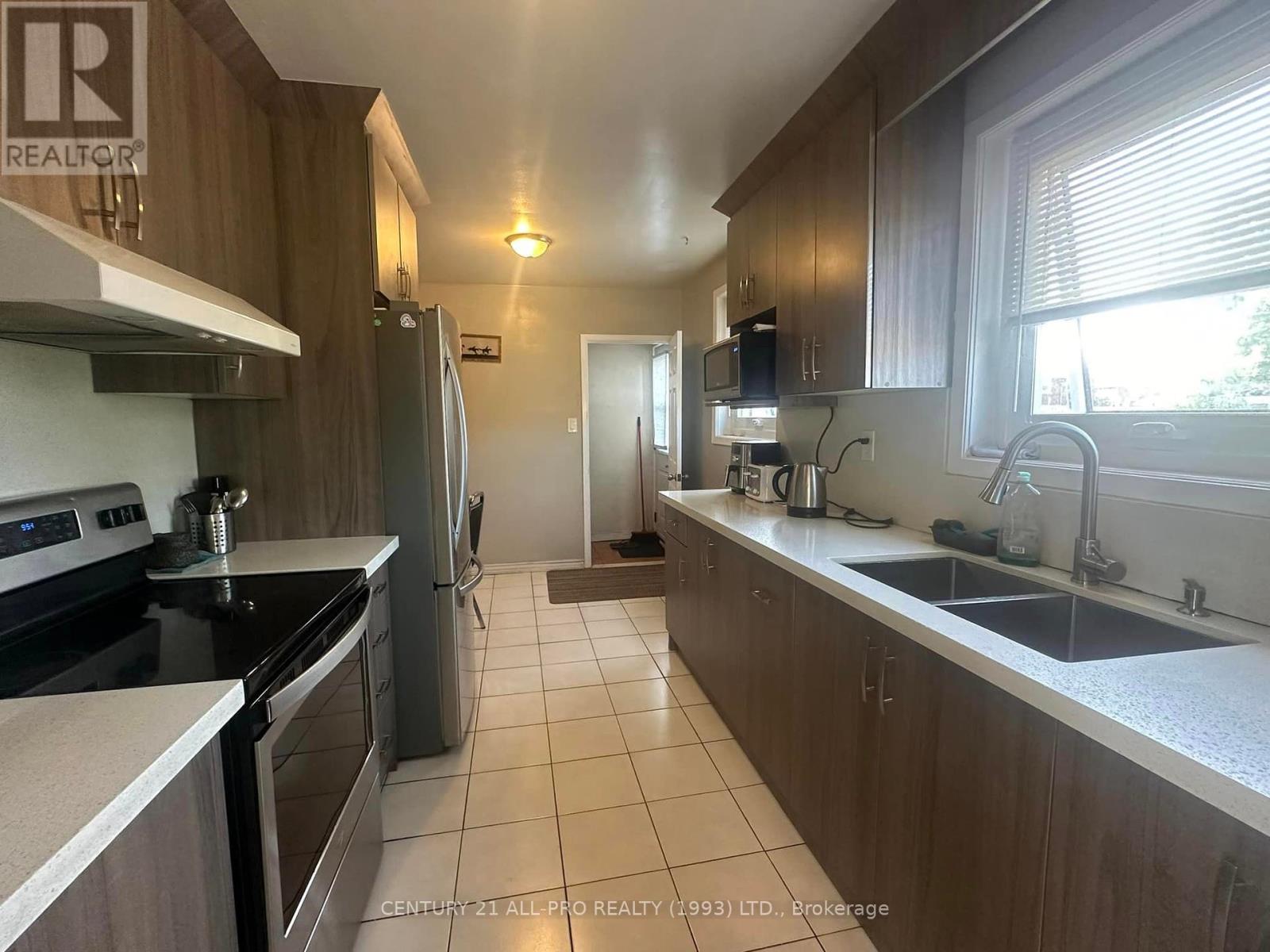 Photo 9 of 84 Goldsboro Road, Toronto ON