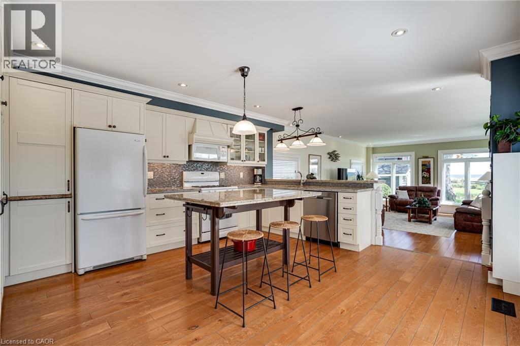 Photo 10 of 849 Beach Boulevard, Hamilton ON