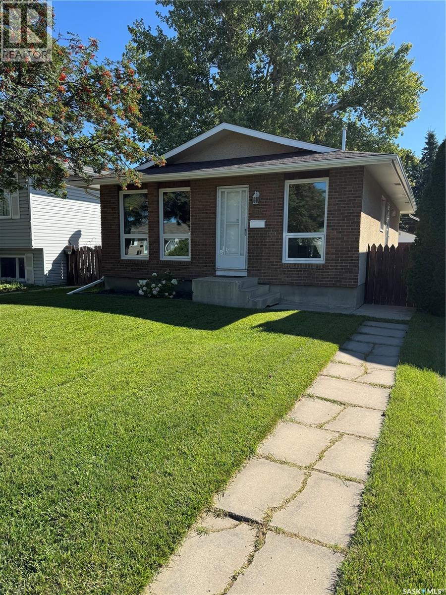 Photo 2 of 1509 Laura Avenue, Saskatoon SK