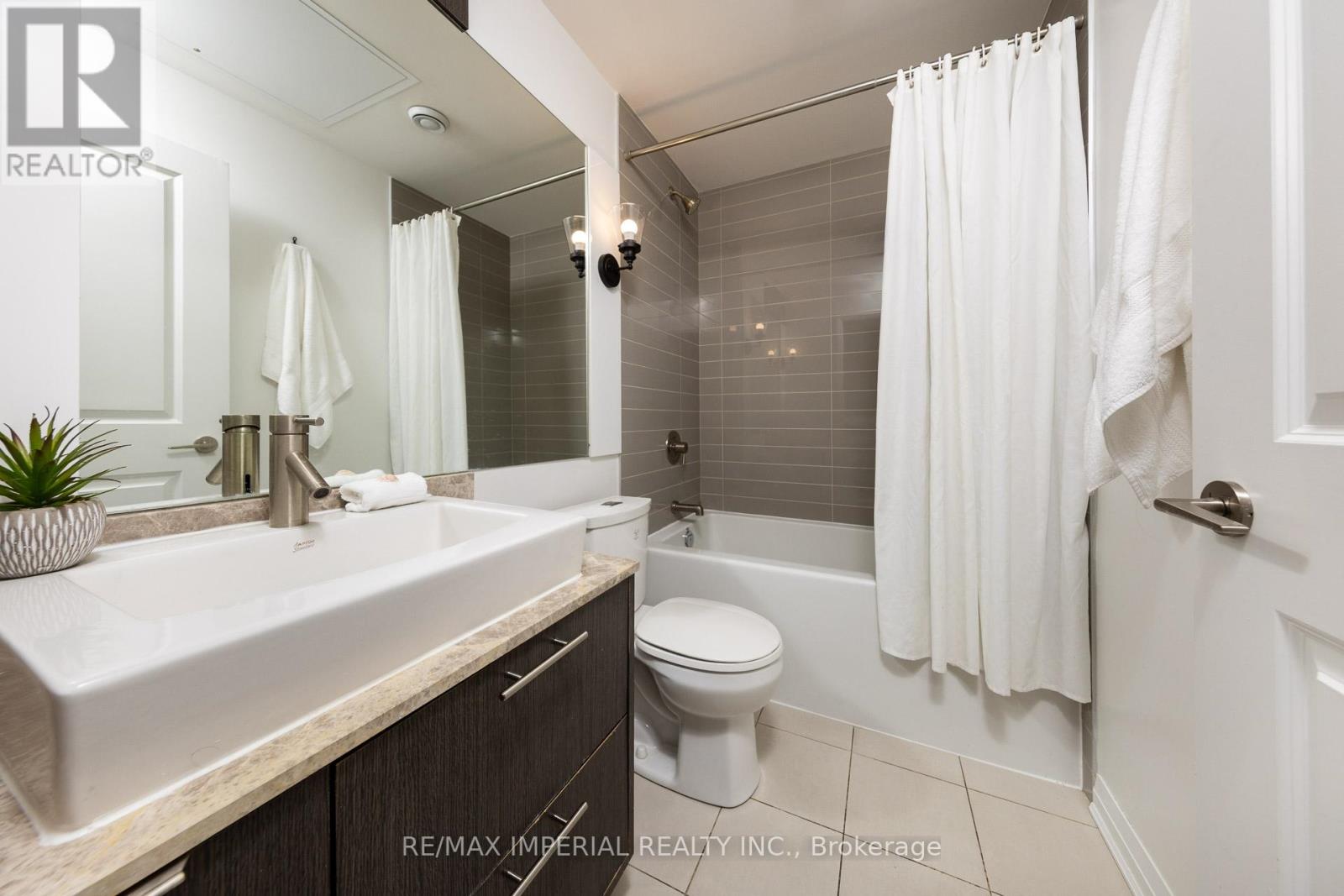 Photo 2 of 317 8 Mercer Street, Toronto ON