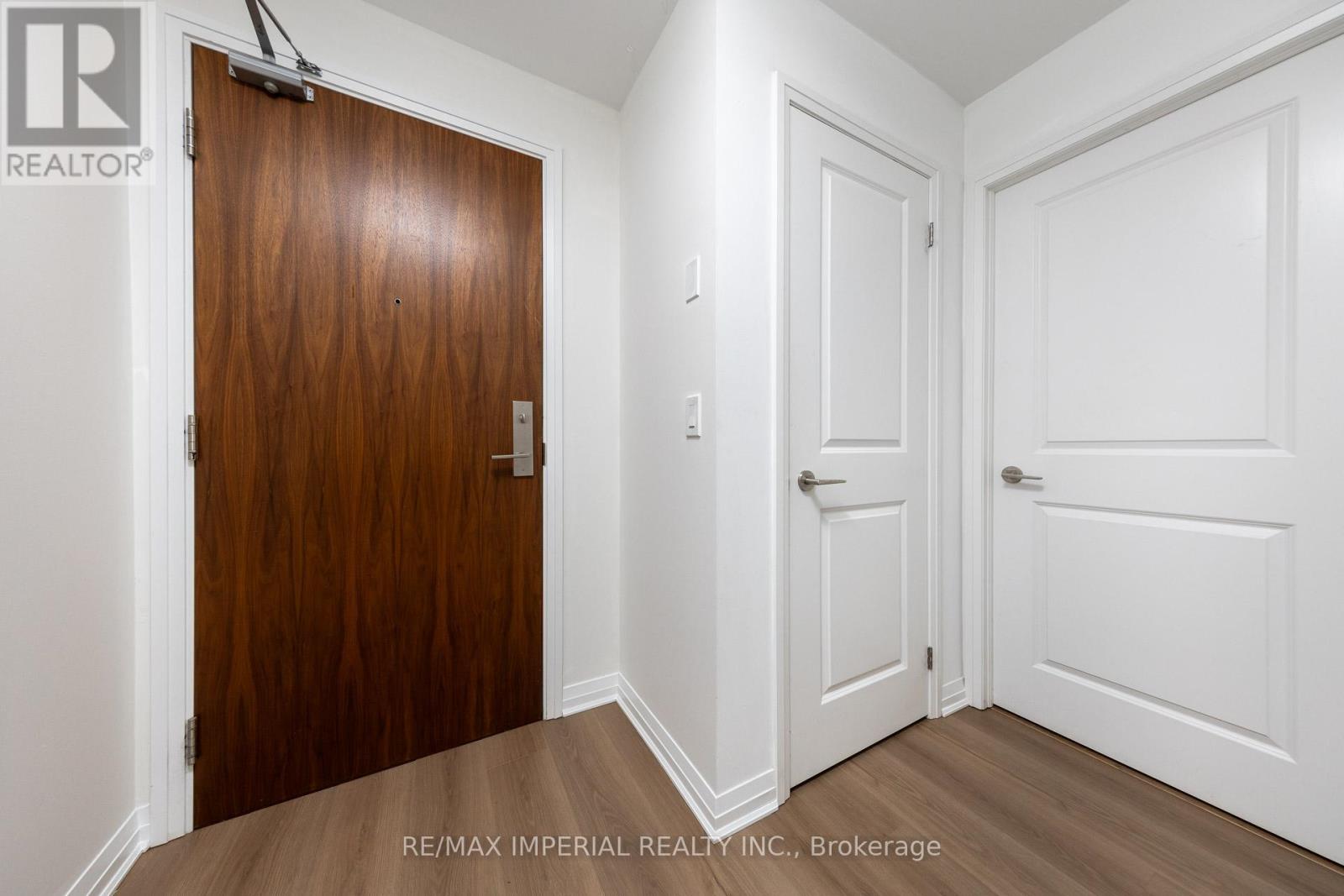 Photo 4 of 317 8 Mercer Street, Toronto ON