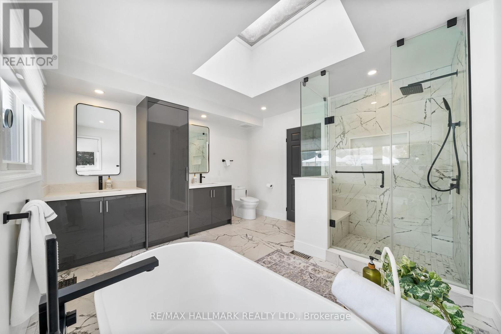 Photo 25 of 97 Clarinda Drive, Toronto ON