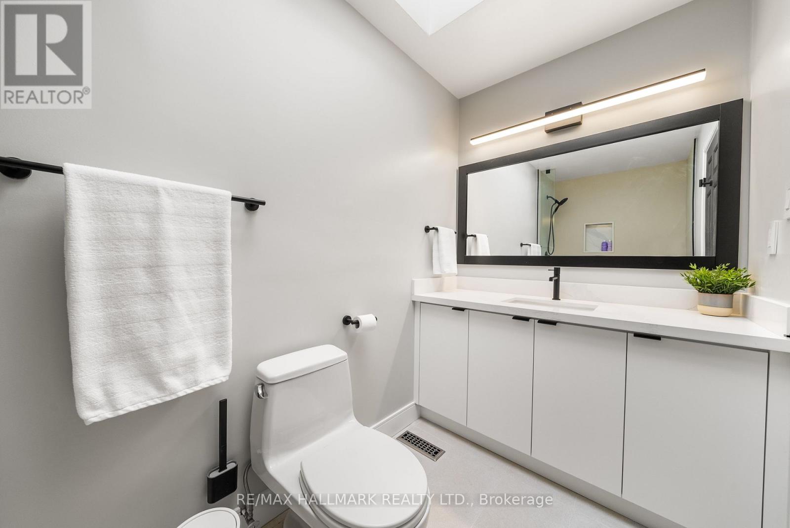 Photo 33 of 97 Clarinda Drive, Toronto ON