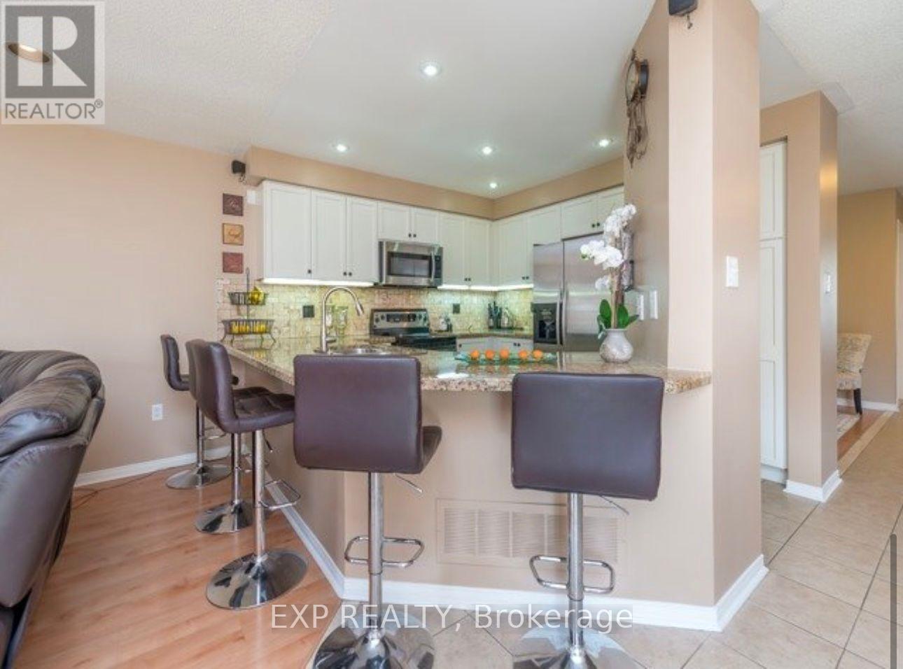Photo 4 of Upper 30 Deerwood Crescent, Richmond Hill ON