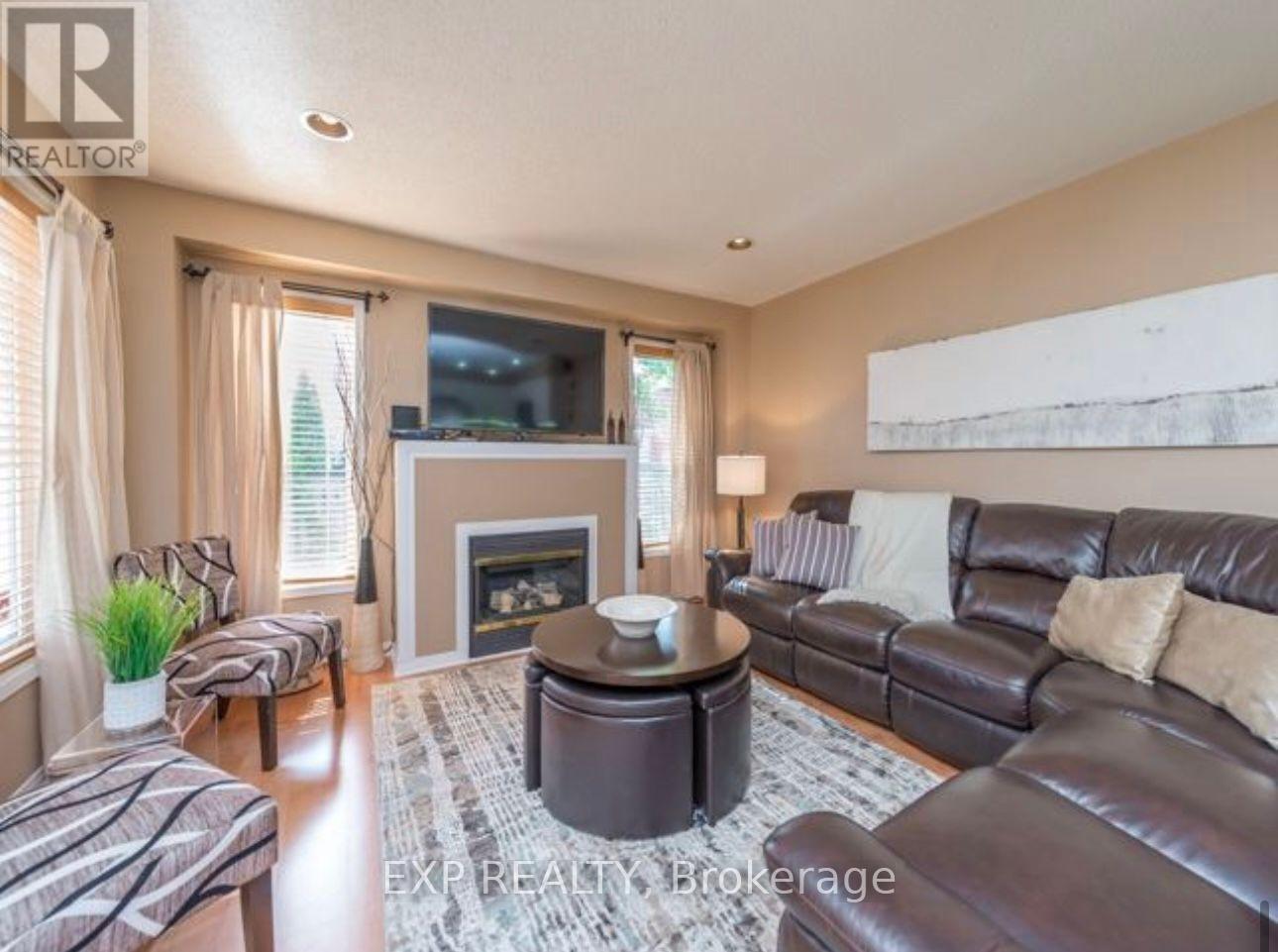 Photo 6 of Upper 30 Deerwood Crescent, Richmond Hill ON