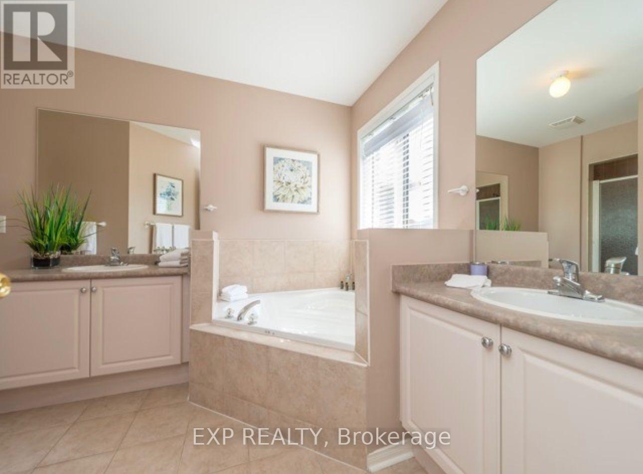 Photo 8 of Upper 30 Deerwood Crescent, Richmond Hill ON