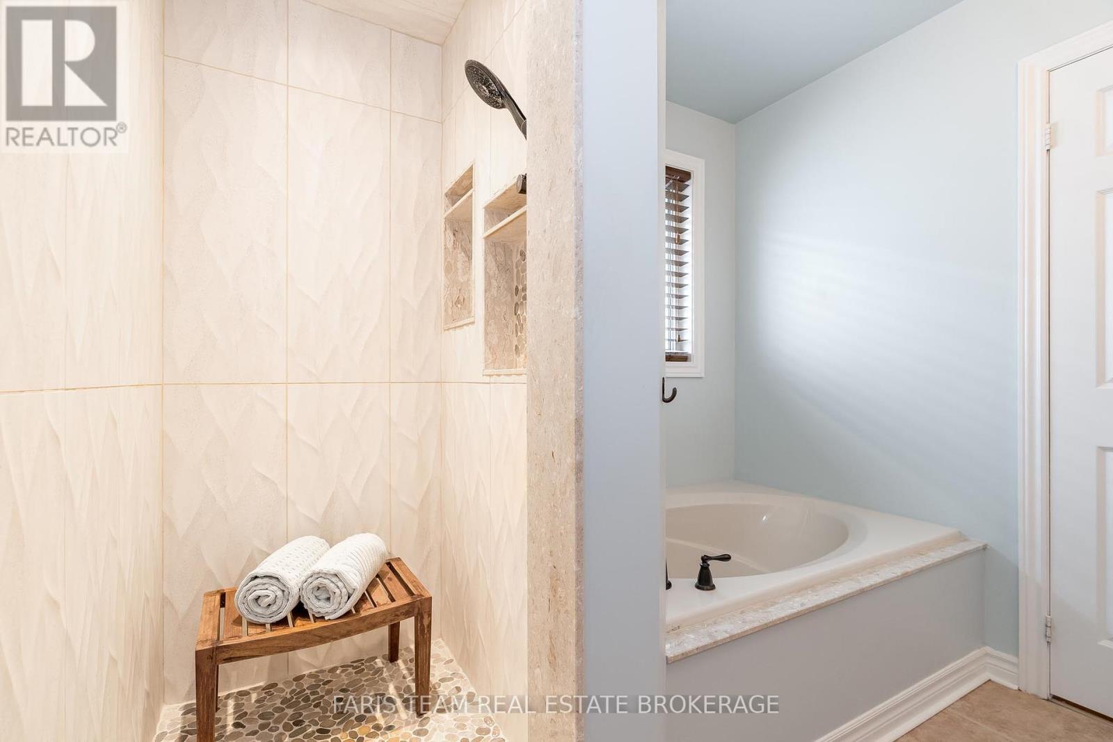 Photo 20 of 43 Dunnett Drive, Barrie ON