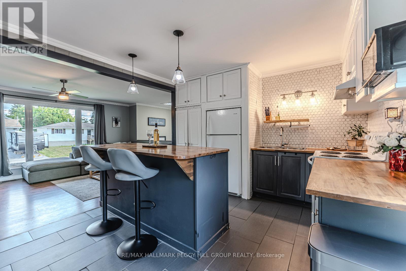 Photo 2 of 326 Mcnicoll Street, Tay ON