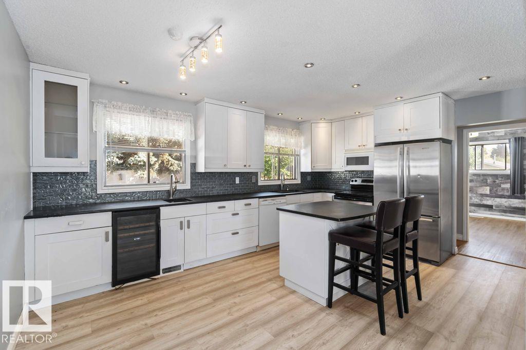 Photo 3 of 6420 146 Av Nw Nw, Edmonton AB