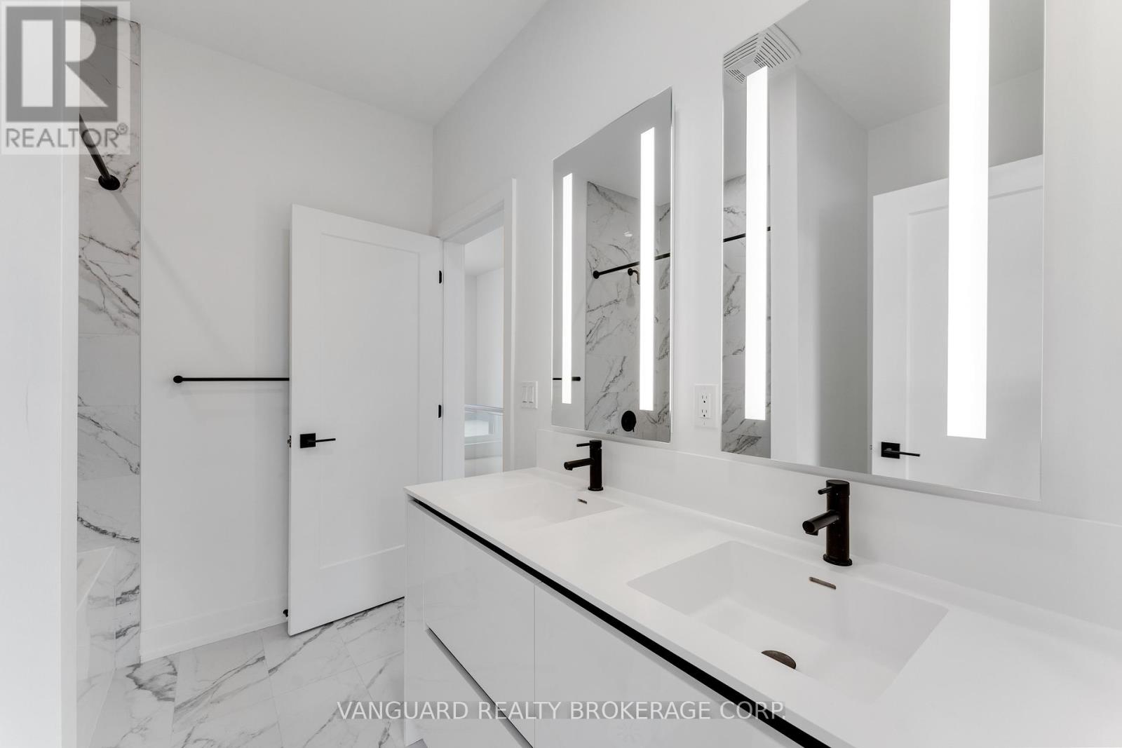 Photo 13 of 21 15 Lou Parsons Way, Mississauga ON