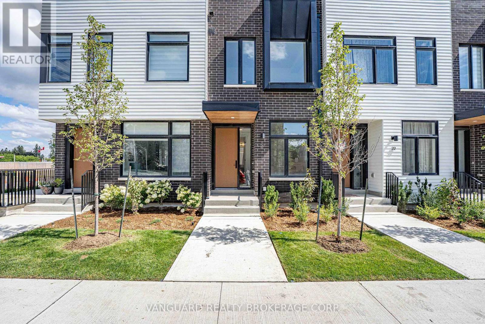 Photo 11 of 21 15 Lou Parsons Way, Mississauga ON