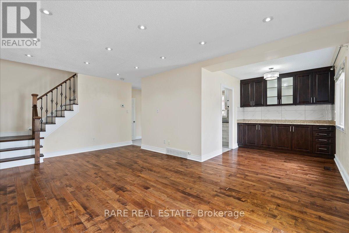 Photo 10 of 148 Town House Crescent, Brampton ON