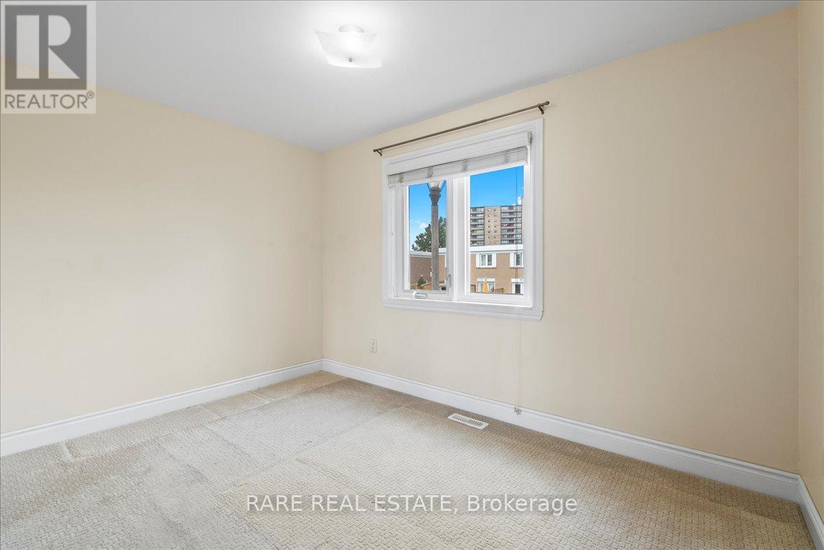 Photo 17 of 148 Town House Crescent, Brampton ON