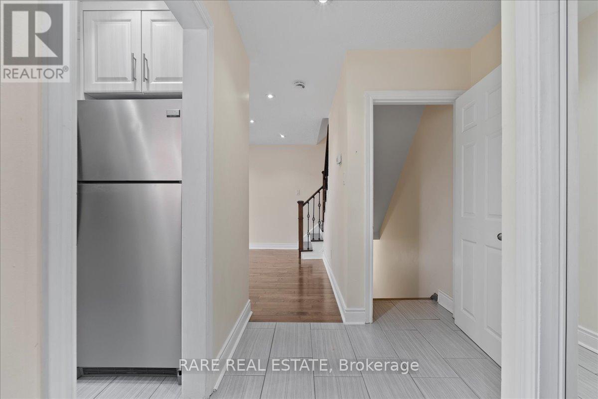 Photo 2 of 148 Town House Crescent, Brampton ON