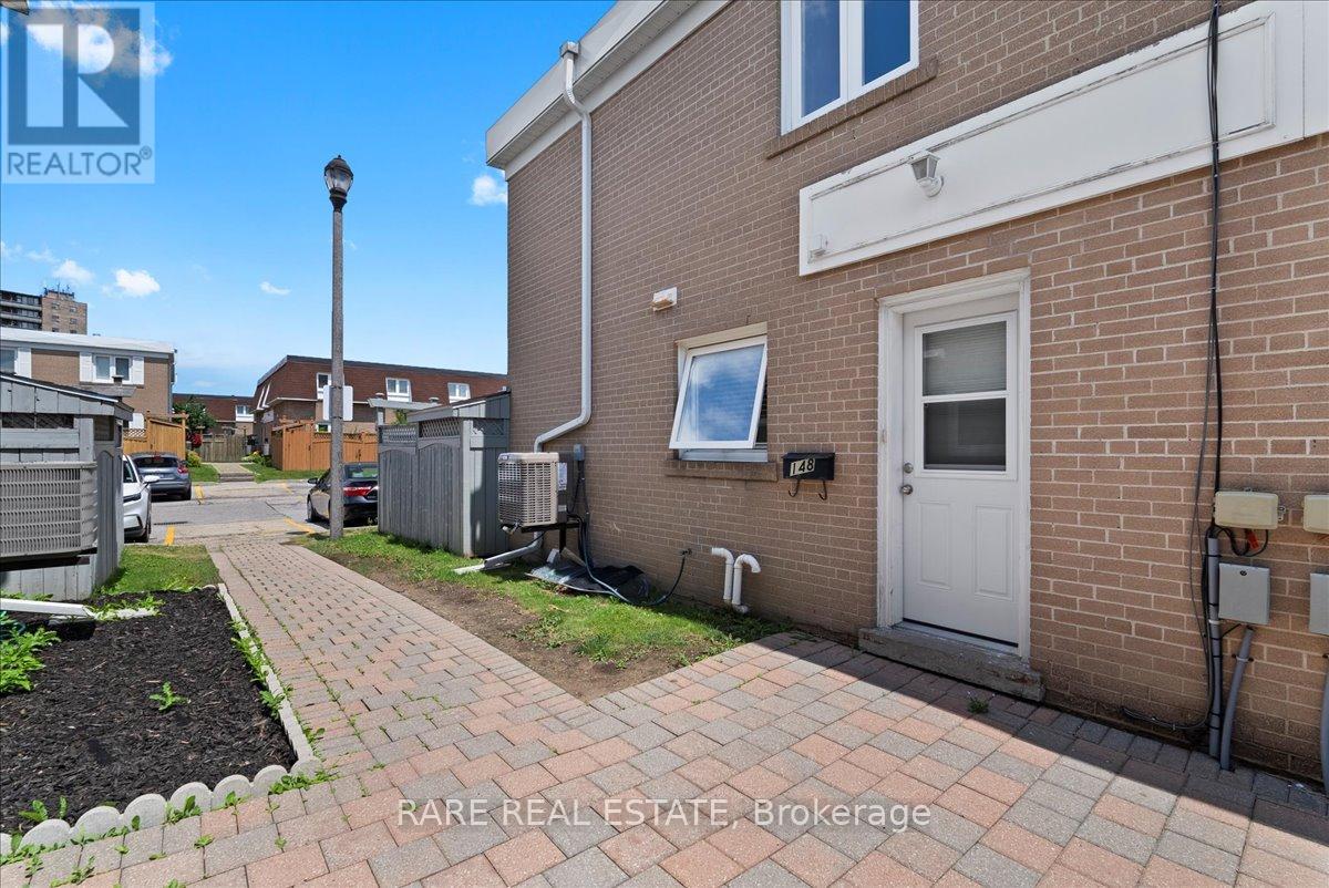 Photo 24 of 148 Town House Crescent, Brampton ON