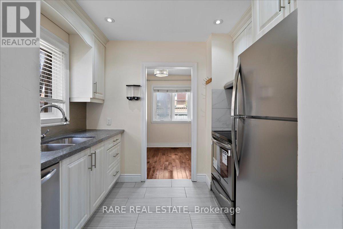 Photo 3 of 148 Town House Crescent, Brampton ON