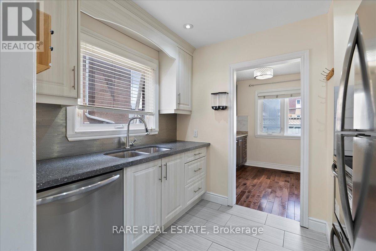 Photo 4 of 148 Town House Crescent, Brampton ON