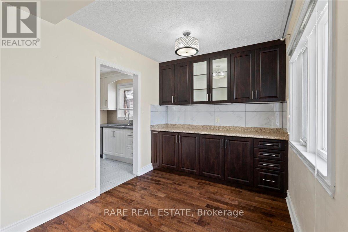 Photo 6 of 148 Town House Crescent, Brampton ON