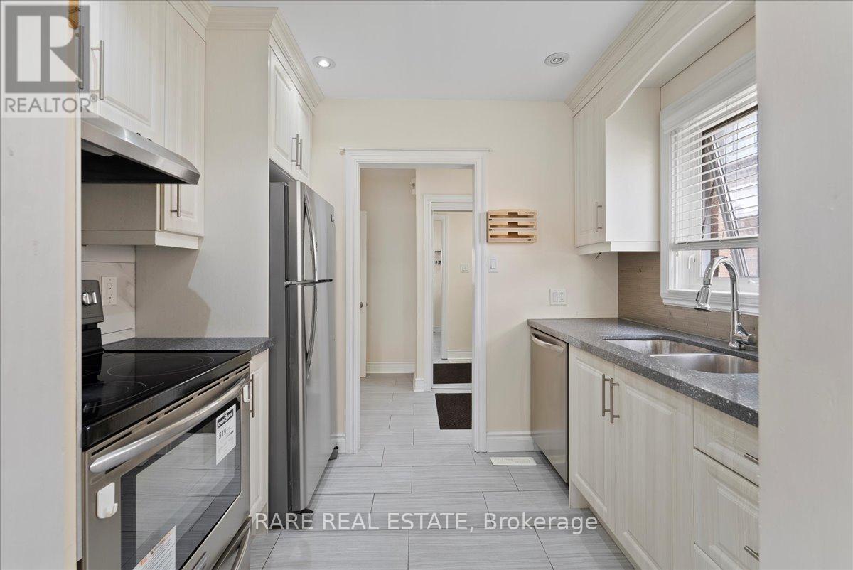 Photo 7 of 148 Town House Crescent, Brampton ON