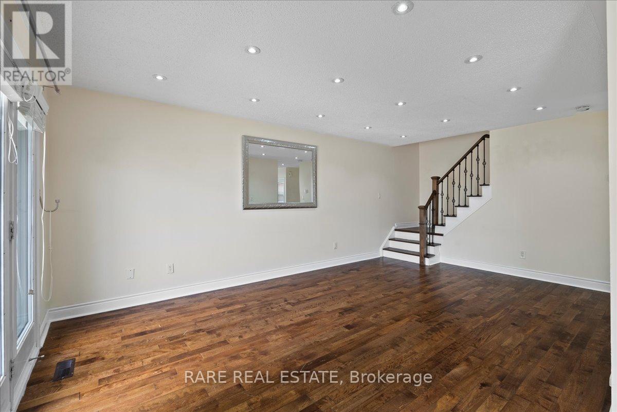 Photo 9 of 148 Town House Crescent, Brampton ON