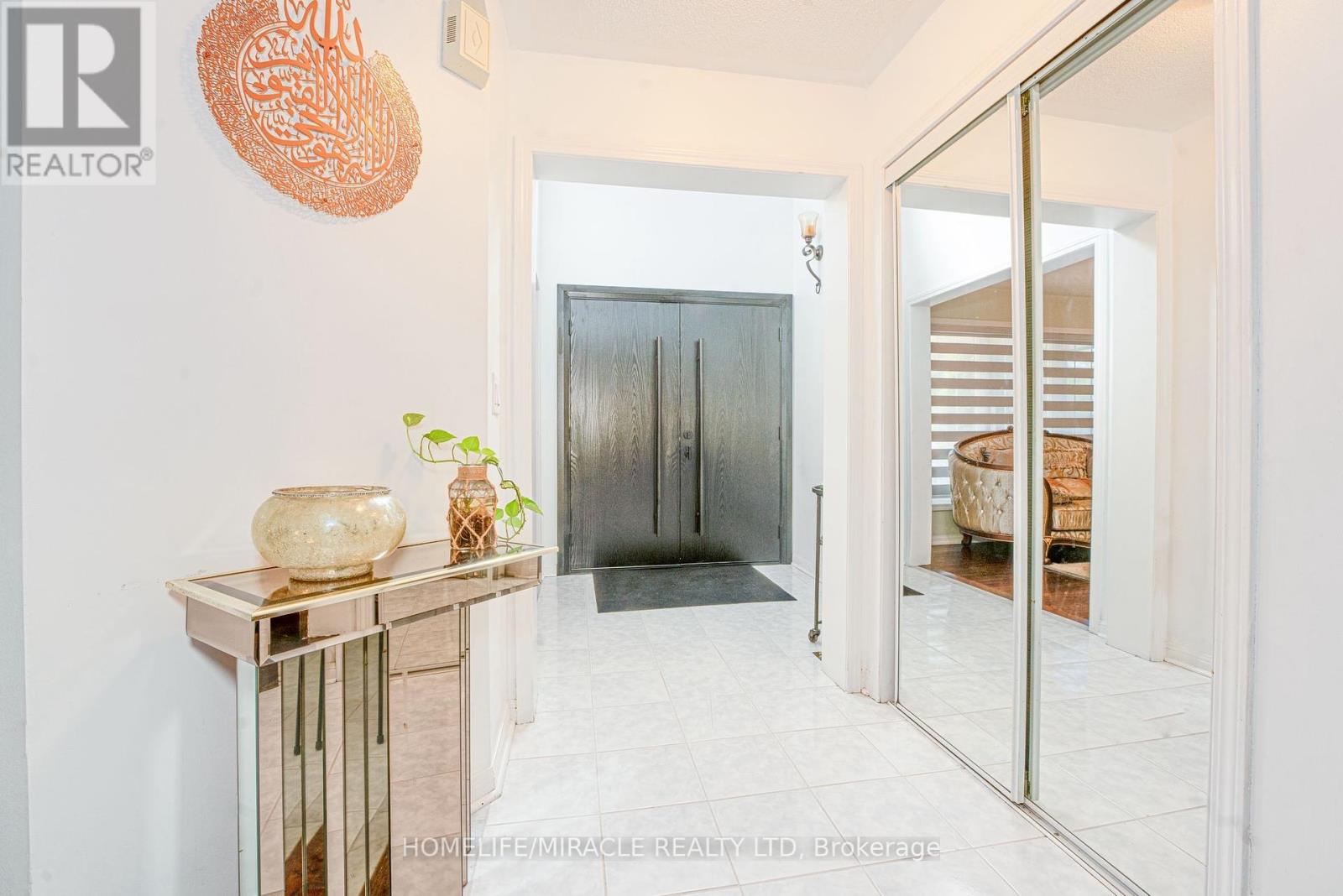 Photo 11 of 28 Bowsfield Drive, Brampton ON