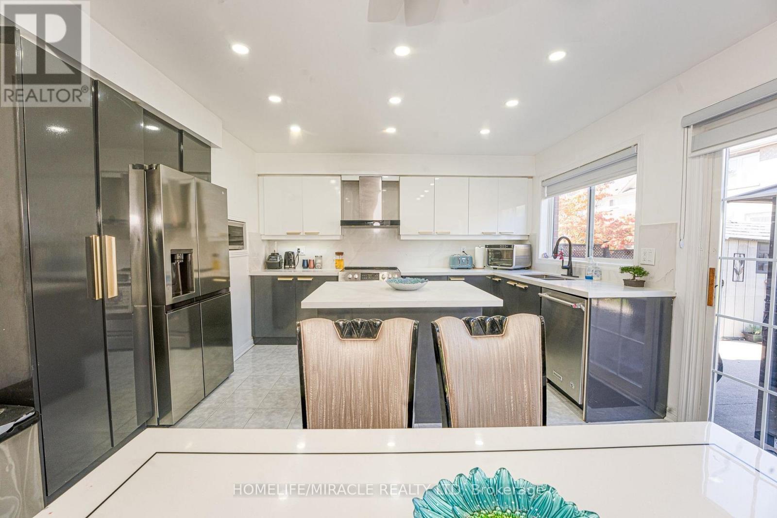 Photo 13 of 28 Bowsfield Drive, Brampton ON