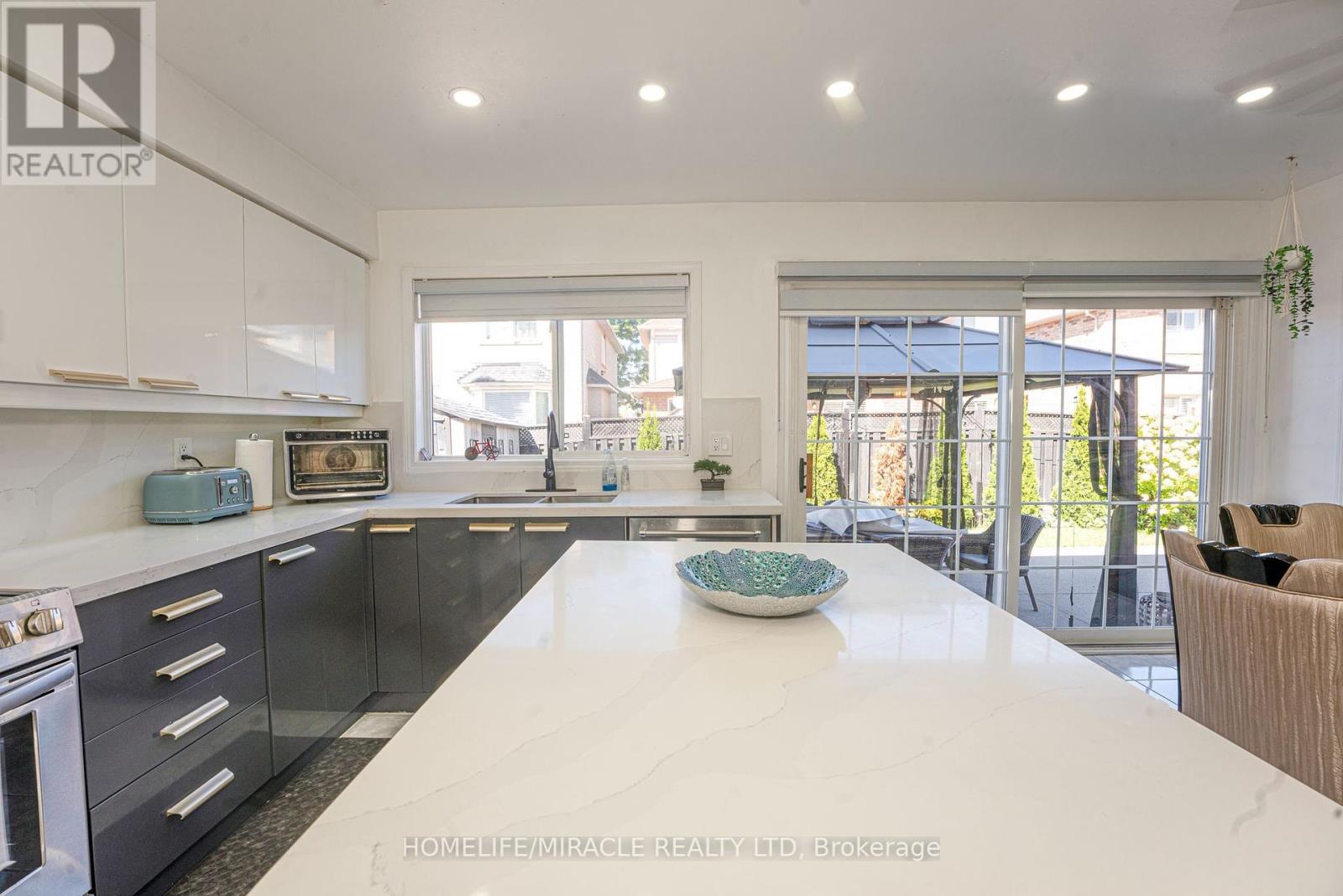 Photo 14 of 28 Bowsfield Drive, Brampton ON