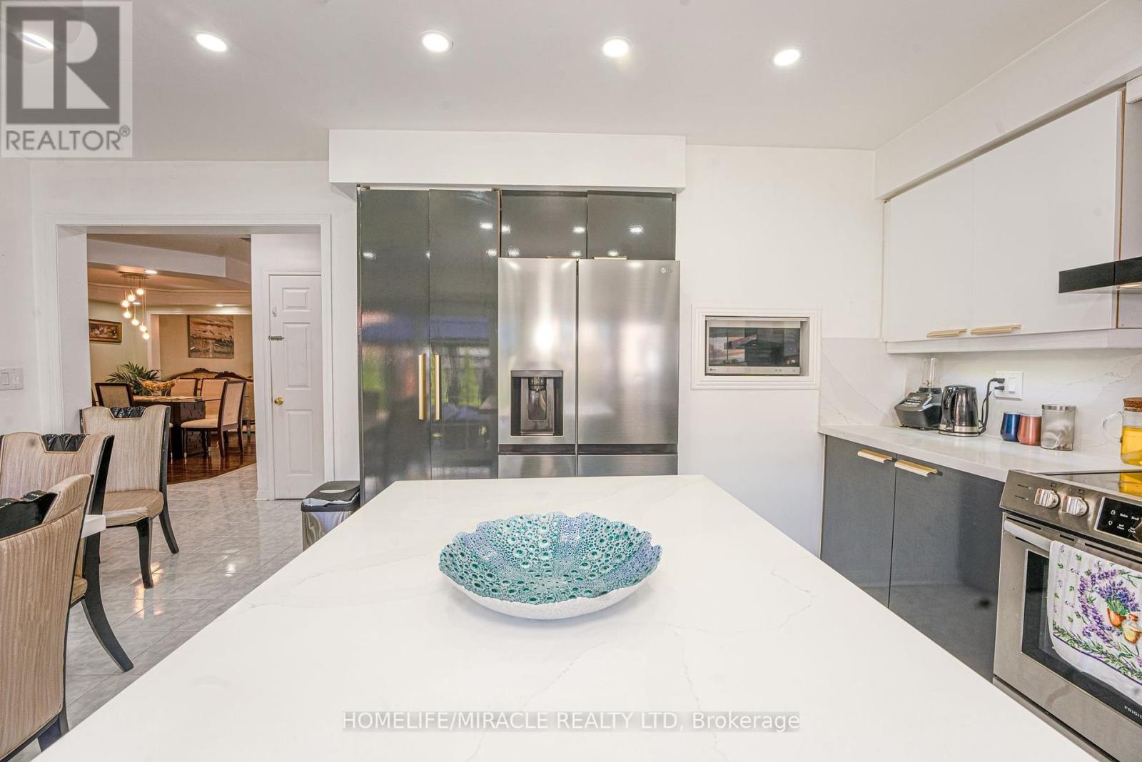 Photo 15 of 28 Bowsfield Drive, Brampton ON