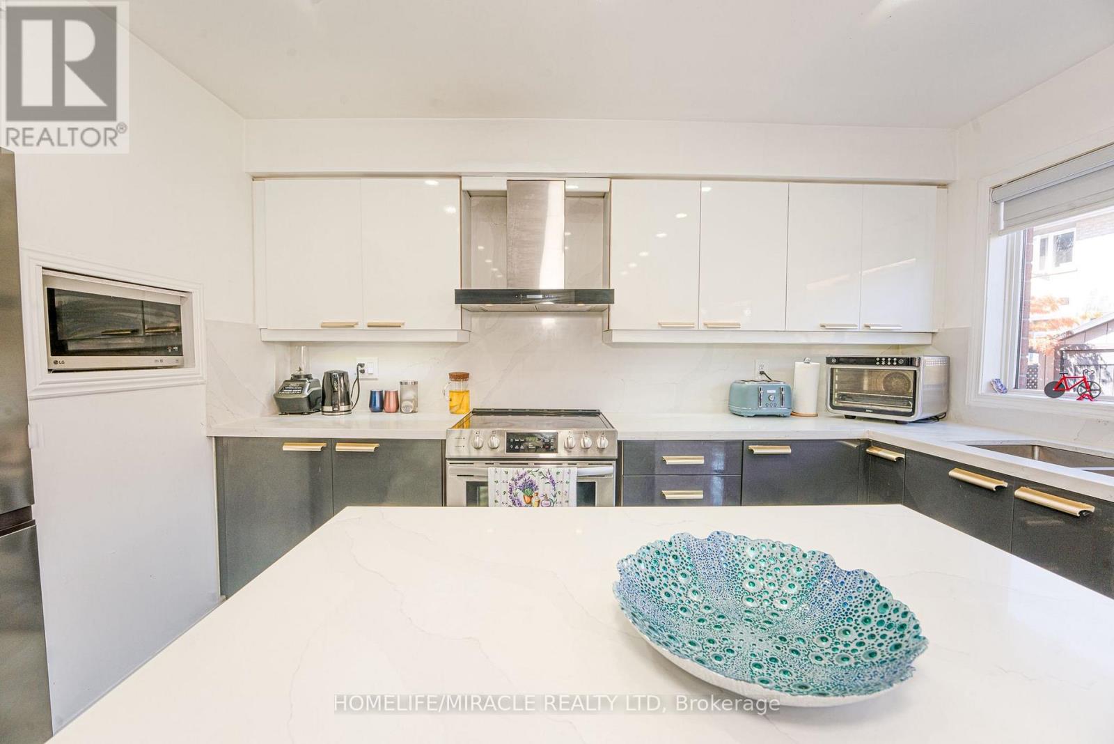 Photo 16 of 28 Bowsfield Drive, Brampton ON