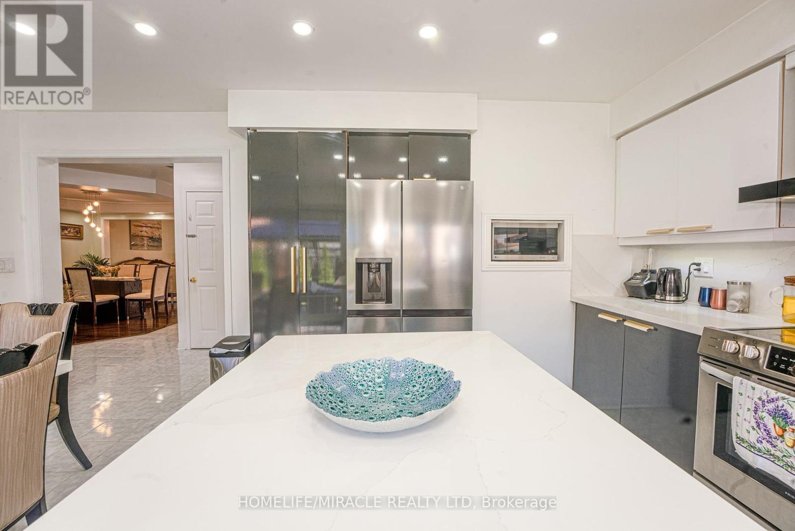 Photo 17 of 28 Bowsfield Drive, Brampton ON