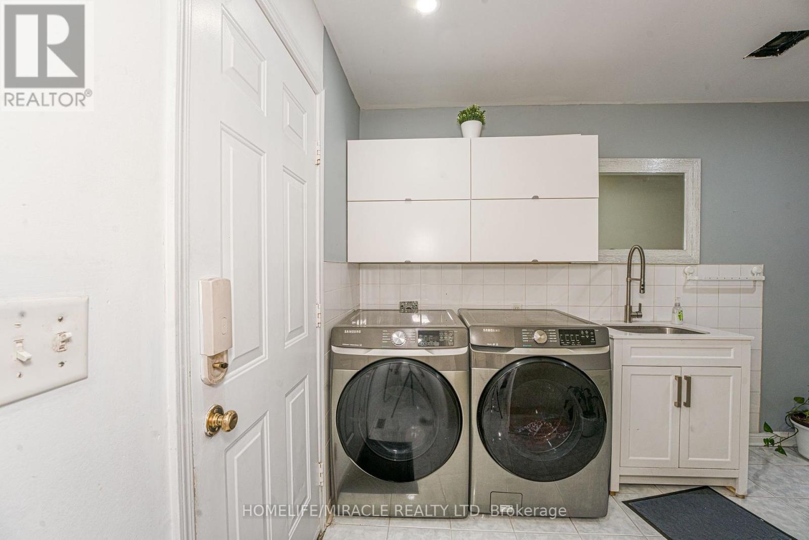 Photo 18 of 28 Bowsfield Drive, Brampton ON