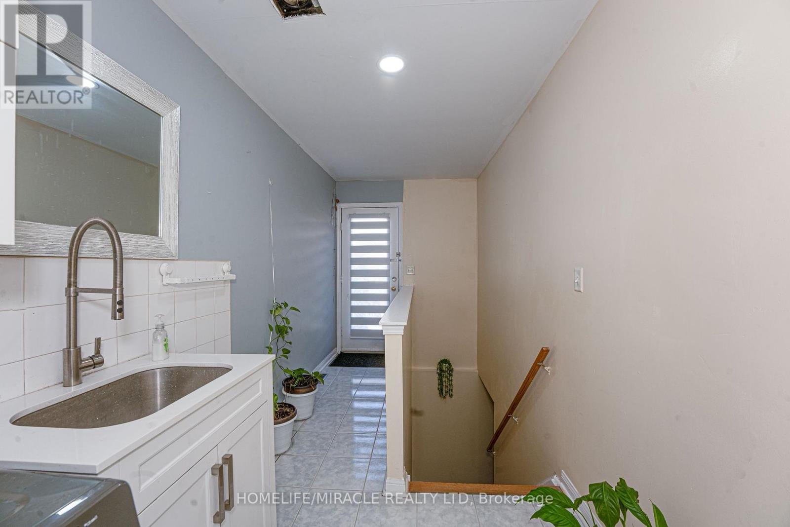 Photo 19 of 28 Bowsfield Drive, Brampton ON