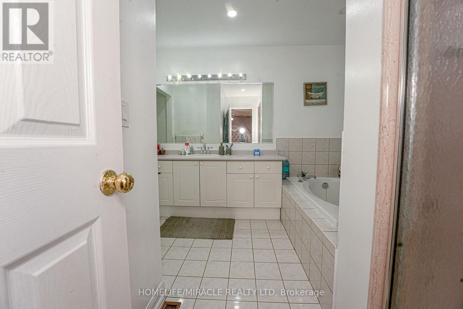Photo 25 of 28 Bowsfield Drive, Brampton ON