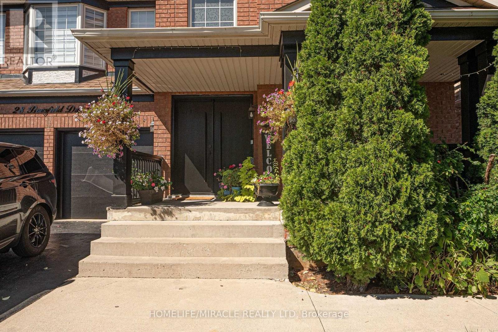 Photo 4 of 28 Bowsfield Drive, Brampton ON