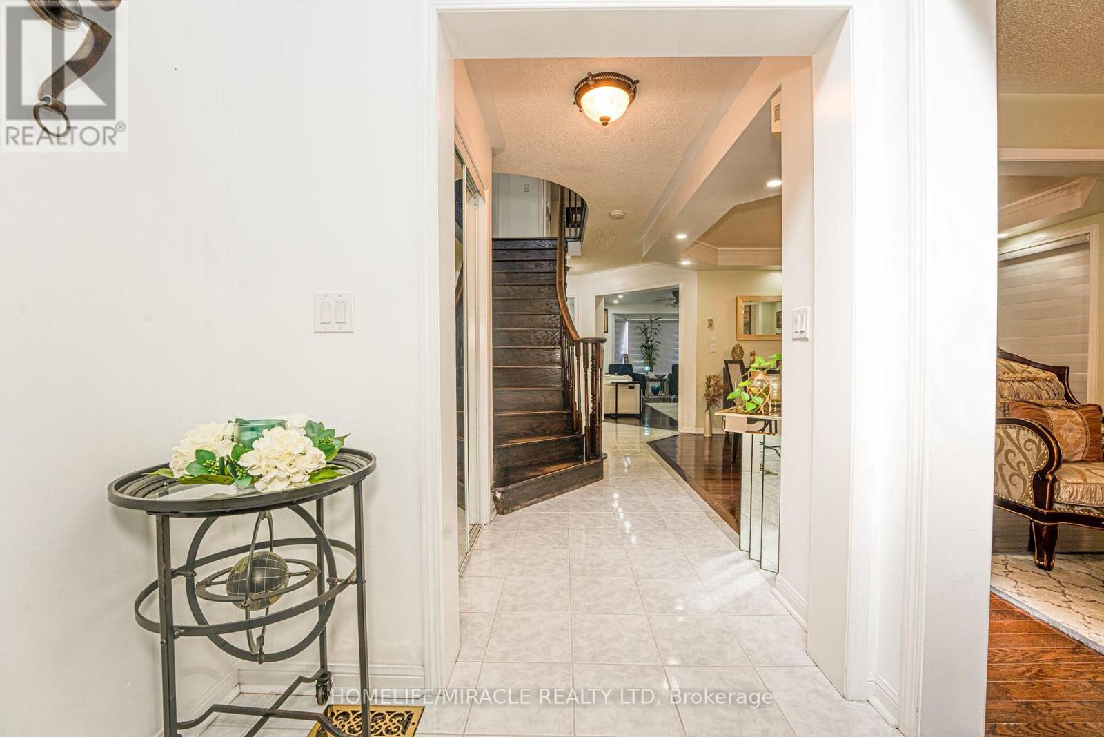 Photo 5 of 28 Bowsfield Drive, Brampton ON