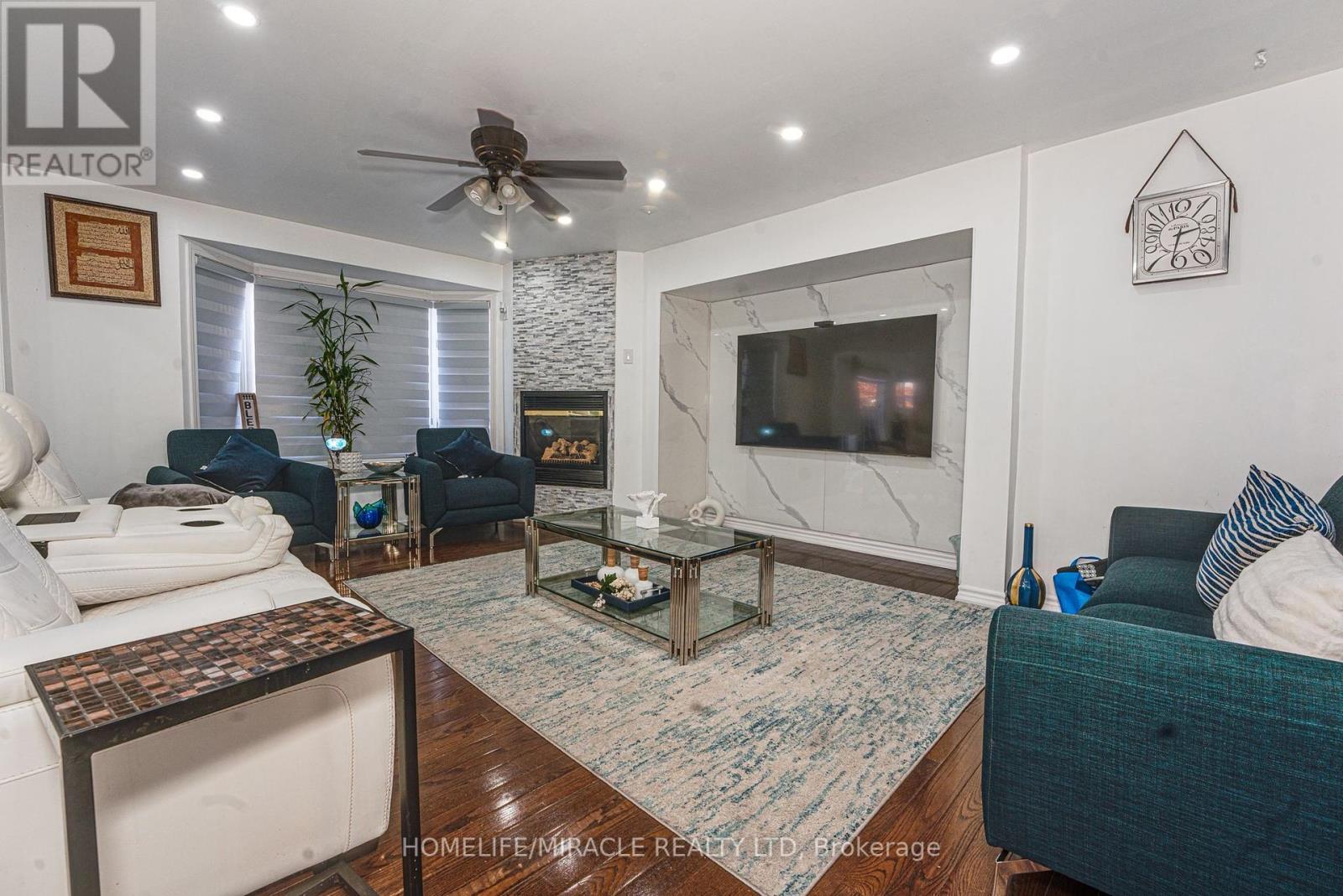 Photo 8 of 28 Bowsfield Drive, Brampton ON