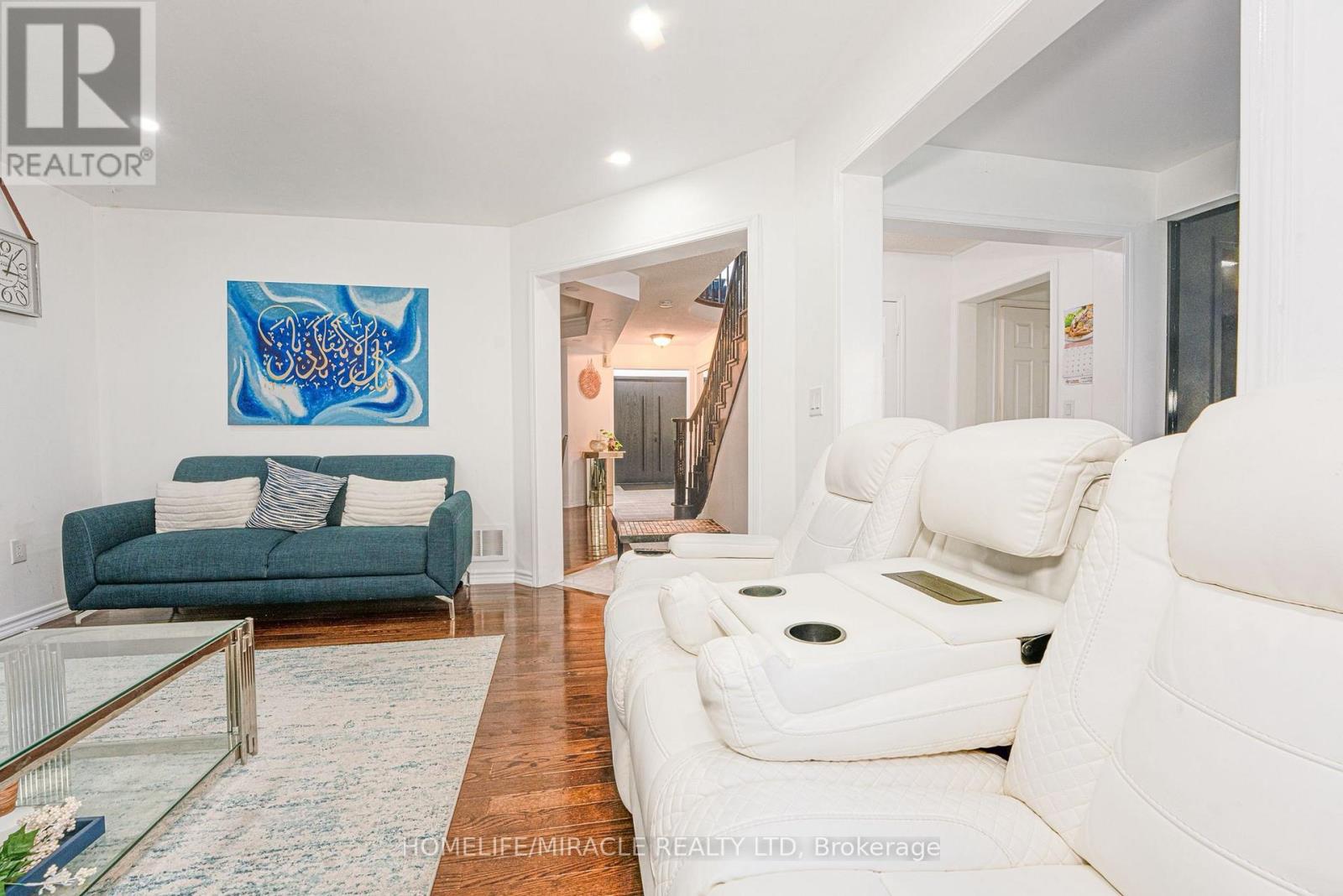 Photo 9 of 28 Bowsfield Drive, Brampton ON